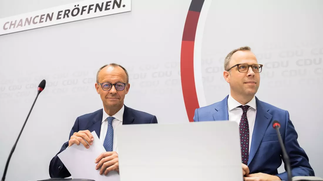 Friedrich Merz (l.) und Mario Czaja. - Bild: Christoph Soeder/dpa
