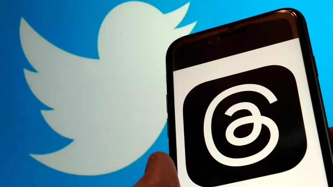 Nach einer Auswertung der Webanalyse-Firma Similarweb sank der Datenverkehr zu Twitter nach dem Threads-Start am Donnerstag im Wochenvergleich um fünf Prozent. - Bild: Richard Drew/AP/dpa