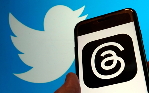 Nach einer Auswertung der Webanalyse-Firma Similarweb sank der Datenverkehr zu Twitter nach dem Threads-Start am Donnerstag im Wochenvergleich um fünf Prozent. - Foto: Richard Drew/AP/dpa