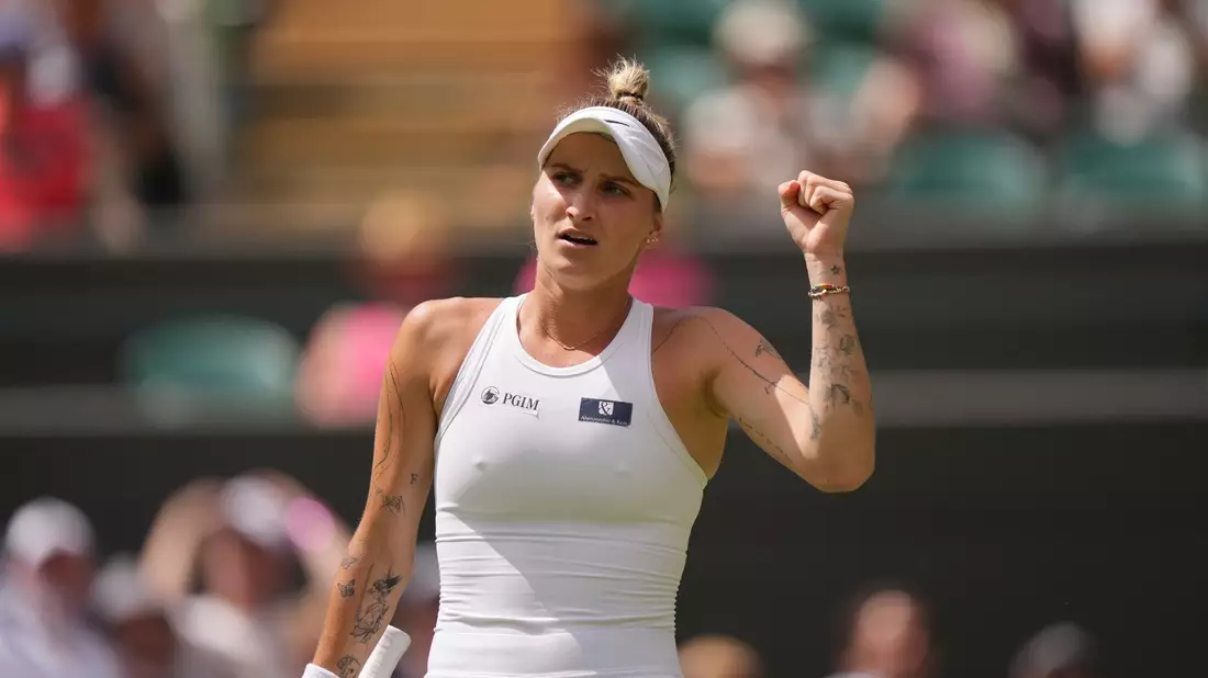Marketa Vondrousova feiert mit dem Pokal, nachdem sie das Finale des Dameneinzels gewonnen hat. - Bild: Alberto Pezzali/AP/dpa