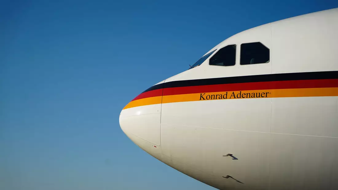 Aus dem Cockpit wurde ein Defekt an einem Triebwerk des Airbus A321 gemeldet. - Bild: Jörg Carstensen/dpa
