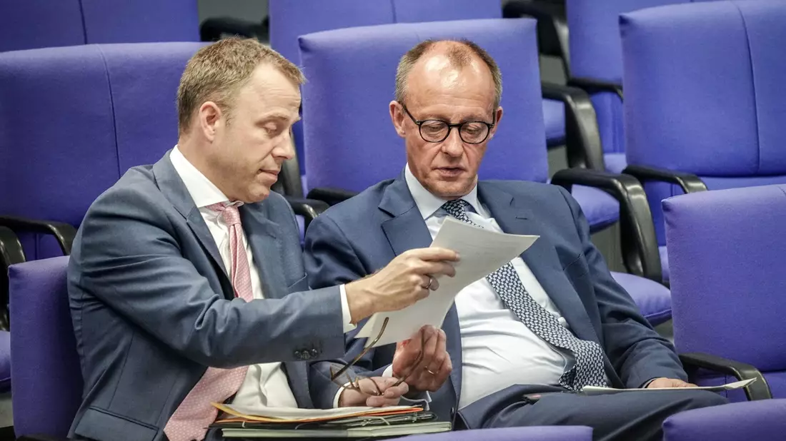 Werden künftig nicht mehr an der Parteispitze zusammenarbeiten: Friedrich Merz (r.) und Mario Czaja. - Bild: Kay Nietfeld/dpa