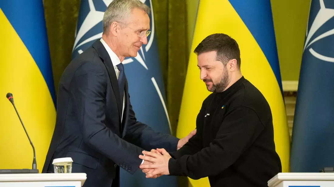 Shakehands: Nato-Generalsekretär Jens Stoltenberg (l.) und der ukrainische Präsident Wolodymyr Selenskyj. - Bild: Efrem Lukatsky/AP/dpa