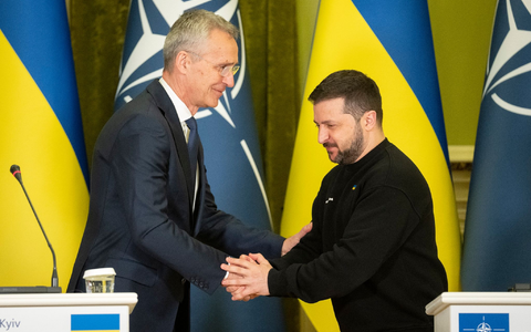 Shakehands: Nato-GeneralsekretÀr Jens Stoltenberg (l.) und der ukrainische PrÀsident Wolodymyr Selenskyj. - Foto: Efrem Lukatsky/AP/dpa Shakehands: Nato-GeneralsekretÀr Jens Stoltenberg (l.) und der ukrainische PrÀsident Wolodymyr Selenskyj. - Foto: Efrem Lukatsky/AP/dpa