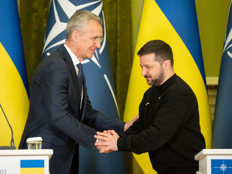 Shakehands: Nato-Generalsekretär Jens Stoltenberg (l.) und der ukrainische Präsident Wolodymyr Selenskyj. - Foto: Efrem Lukatsky/AP/dpa
