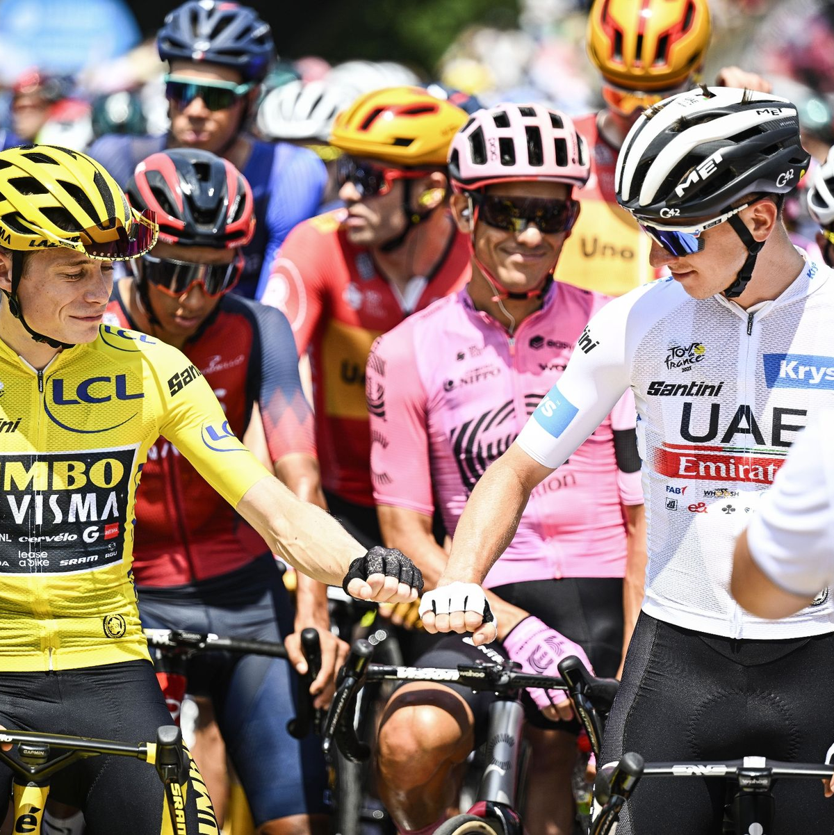 Jonas Vingegaard (l) und Tadej Pogacar (r) befinden sich weiter im Zweikampf um das Gelbe Trikot. - Foto: Jasper Jacobs/Belga/dpa