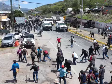 Sicherheitskräfte werden auf einer Autobahn in Chilpancingo von Demonstranten mit Steinen beworfen. - Foto: Eduardo Guerrero Ramirez/dpa