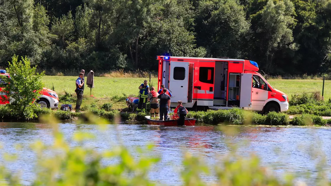 Einsatzkräfte der Feuerwehr, der Polizei und der DLRG sind auf der Suche nach dem Kind in der Ruhr. - Bild: Justin Brosch/dpa
