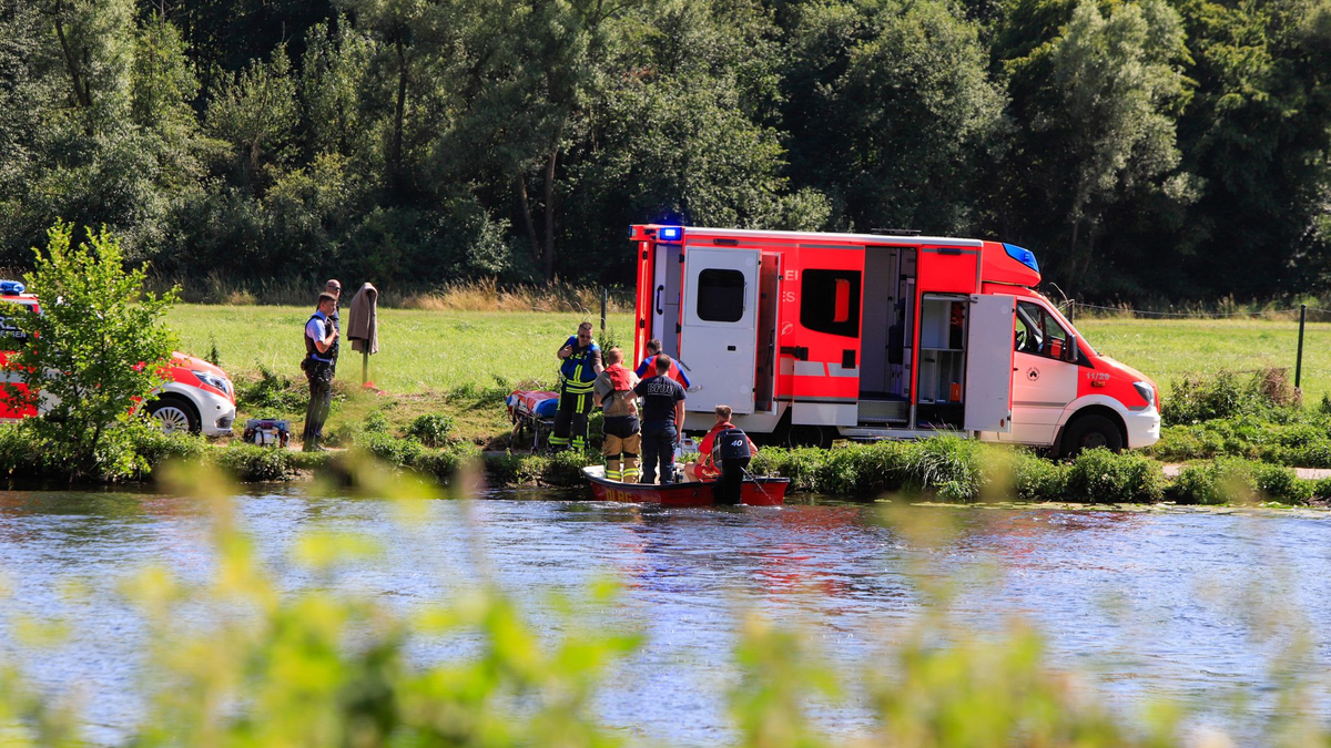 Einsatzkräfte der Feuerwehr, der Polizei und der DLRG sind auf der Suche nach dem Kind in der Ruhr. - Foto: Justin Brosch/dpa