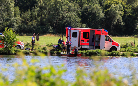 Einsatzkräfte der Feuerwehr, der Polizei und der DLRG sind auf der Suche nach dem Kind in der Ruhr. - Foto: Justin Brosch/dpa