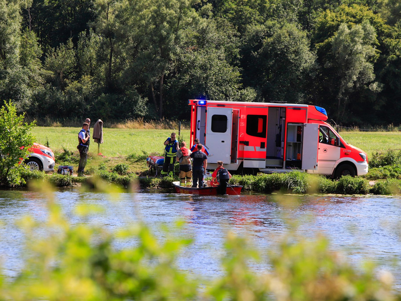 Einsatzkräfte der Feuerwehr, der Polizei und der DLRG sind auf der Suche nach dem Kind in der Ruhr. - Foto: Justin Brosch/dpa