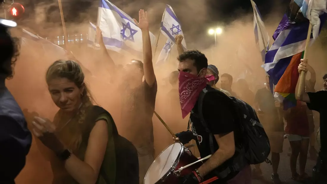 Mit Trommeln und Flaggen: Israelis demonstrieren gegen die Regierungspläne zur Überarbeitung des Justizsystems. - Bild: Mahmoud Illean/AP/dpa