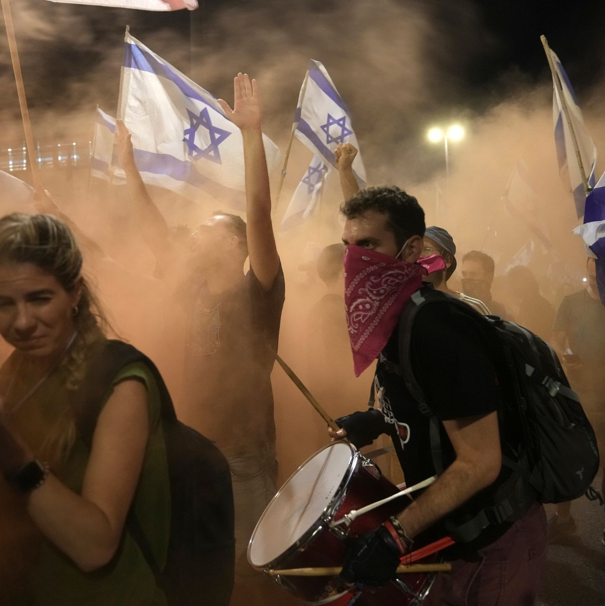 Mit Trommeln und Flaggen: Israelis demonstrieren gegen die Regierungspläne zur Überarbeitung des Justizsystems. - Foto: Mahmoud Illean/AP/dpa