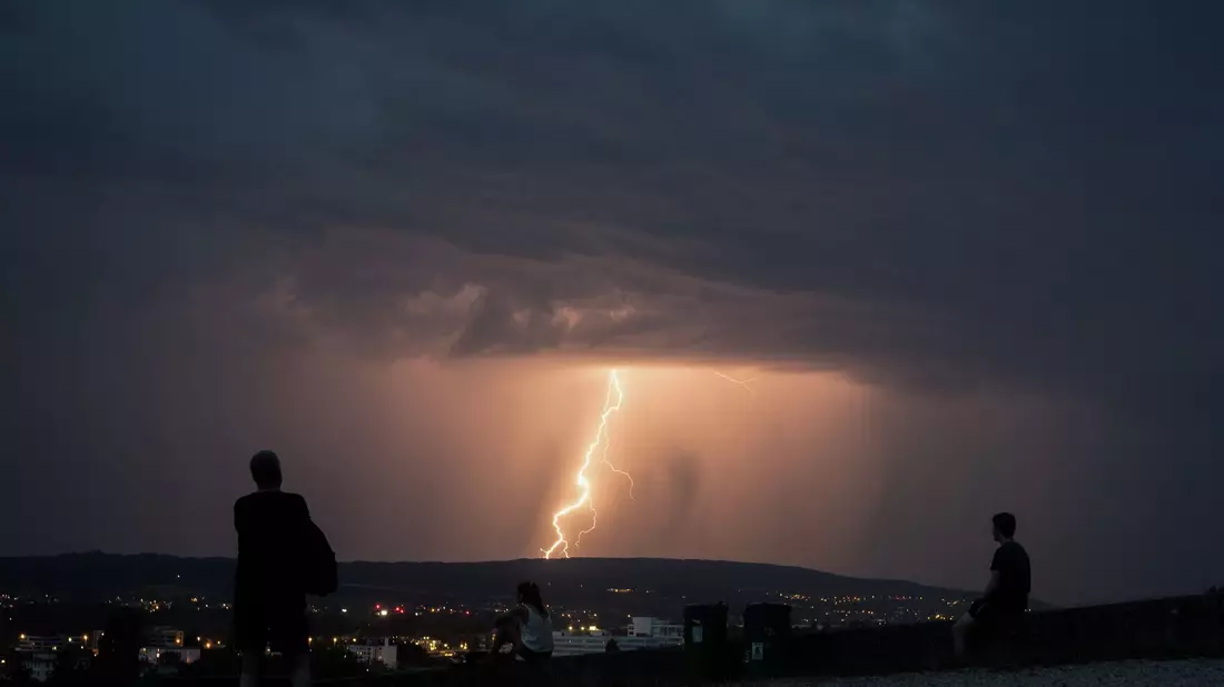 Eine heraufziehende Gewitterfront über Konstanz. - Bild: Sebastian Gollnow/dpa