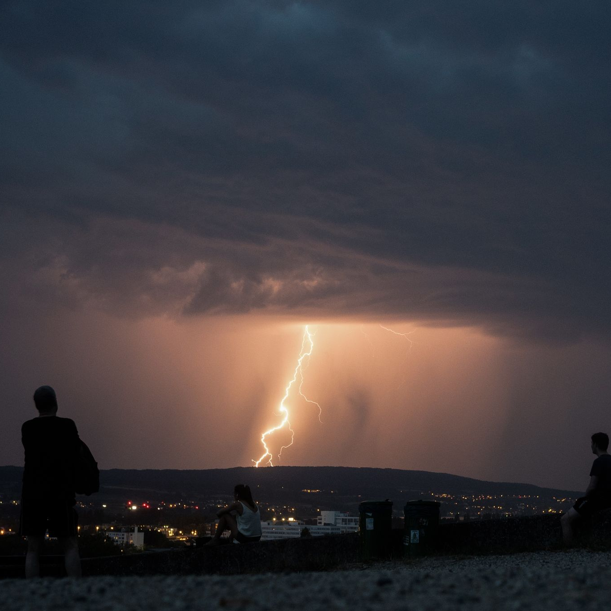 Eine heraufziehende Gewitterfront über Konstanz. - Foto: Sebastian Gollnow/dpa