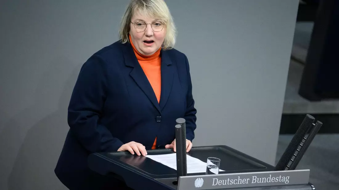 «Ich erwarte, dass CDU-Chef Merz das nicht laufen lässt», sagt Katja Mast zum abgelehnten  Ausschluss Hans-Georg Maaßens aus der CDU. - Bild: Bernd von Jutrczenka/dpa