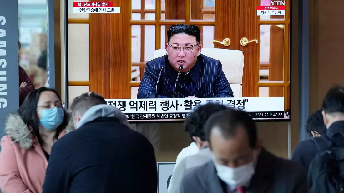 Passanten im Bahnhof von Seoul schauen einen Fernsehbeitrag über Nordkoreas Machthaber Kim Jong Un. - Bild: Ahn Young-joon/AP