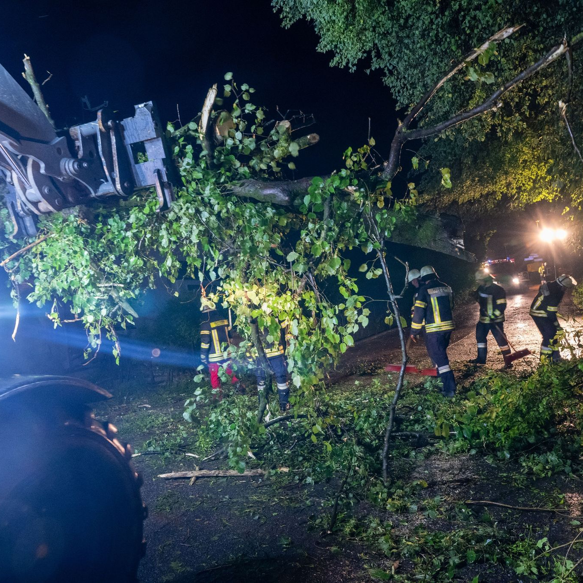 Auch im bayerischen Unering rückte die Feuerwehr aus. - Foto: Peter Kneffel/dpa