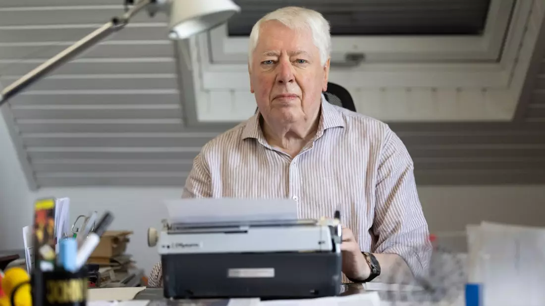 Helmut Rellergerd tippt seine Geschichten auf einer Schreibmaschine. - Bild: Thomas Banneyer/dpa