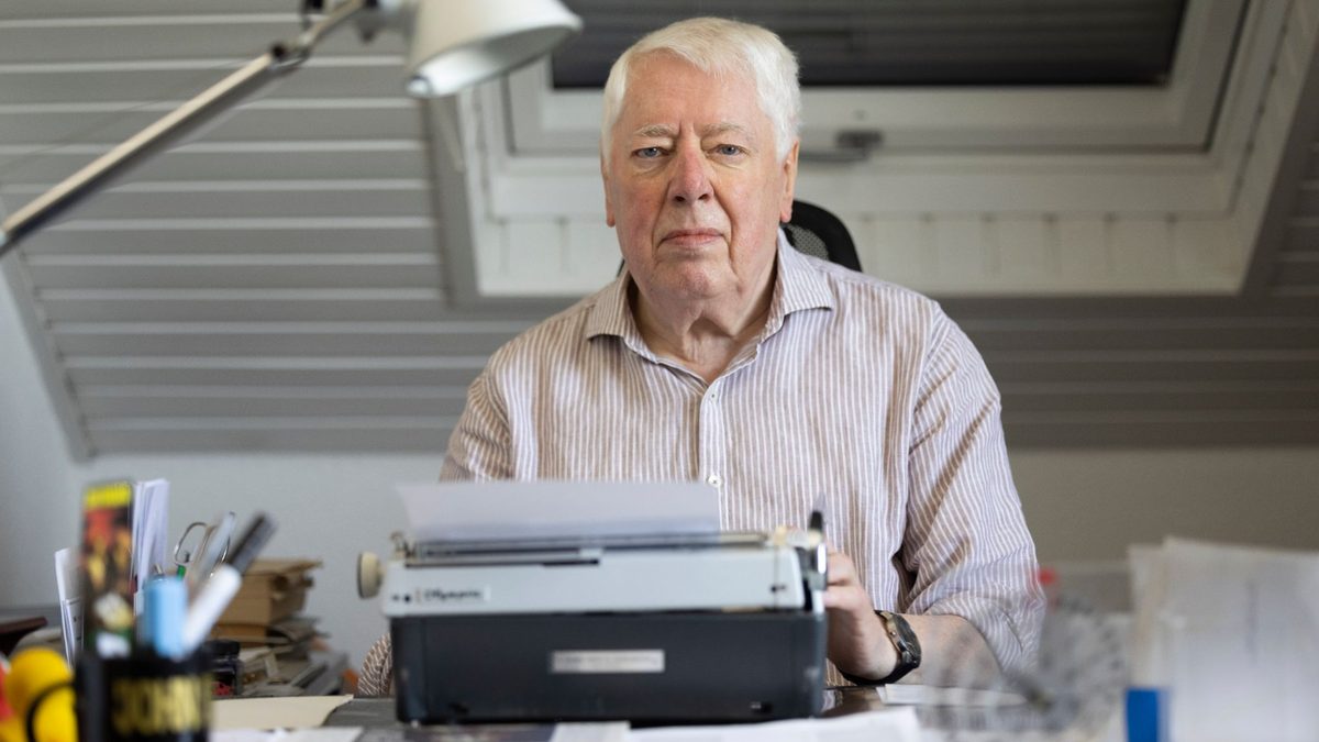 Helmut Rellergerd tippt seine Geschichten auf einer Schreibmaschine. - Foto: Thomas Banneyer/dpa