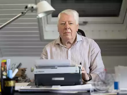 Helmut Rellergerd tippt seine Geschichten auf einer Schreibmaschine. - Foto: Thomas Banneyer/dpa