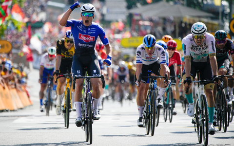 In Bayonne musste sich Phil Bauhaus (r) Jasper Philipsen nur knapp geschlagen geben. - Foto: Daniel Cole/AP/dpa