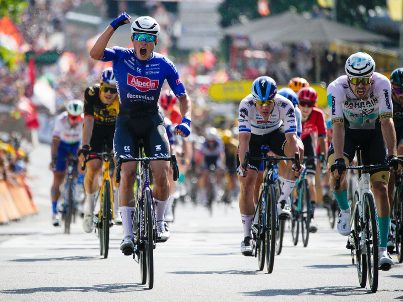 In Bayonne musste sich Phil Bauhaus (r) Jasper Philipsen nur knapp geschlagen geben. - Foto: Daniel Cole/AP/dpa