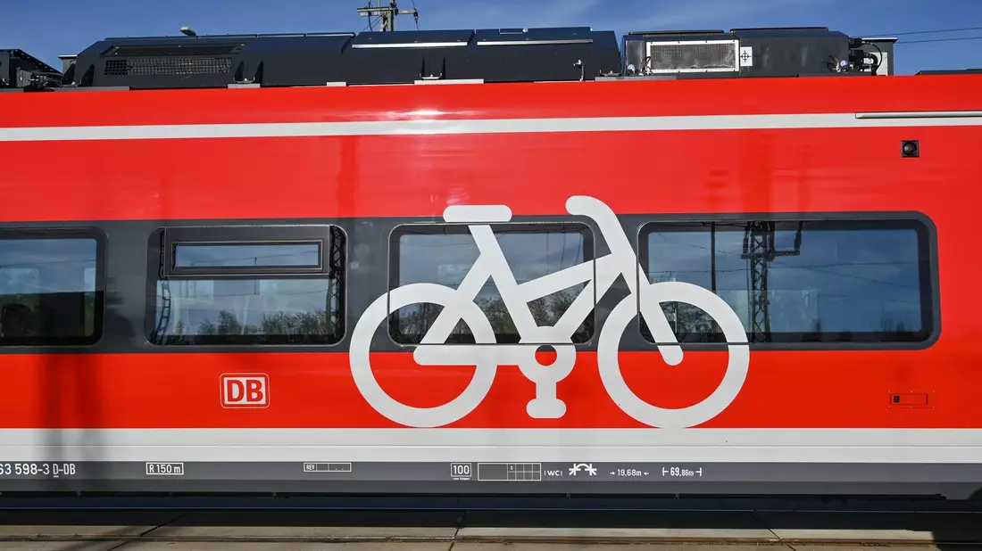 Erneut ist ein Regionalzug der Deutschen Bahn mit einigen Hundert Fahrgästen liegen geblieben (Archivbild). - Bild: Patrick Pleul/dpa
