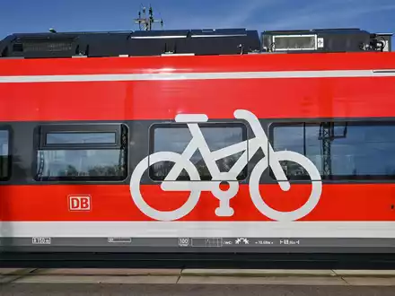 Erneut ist ein Regionalzug der Deutschen Bahn mit einigen Hundert Fahrgästen liegen geblieben (Archivbild). - Foto: Patrick Pleul/dpa