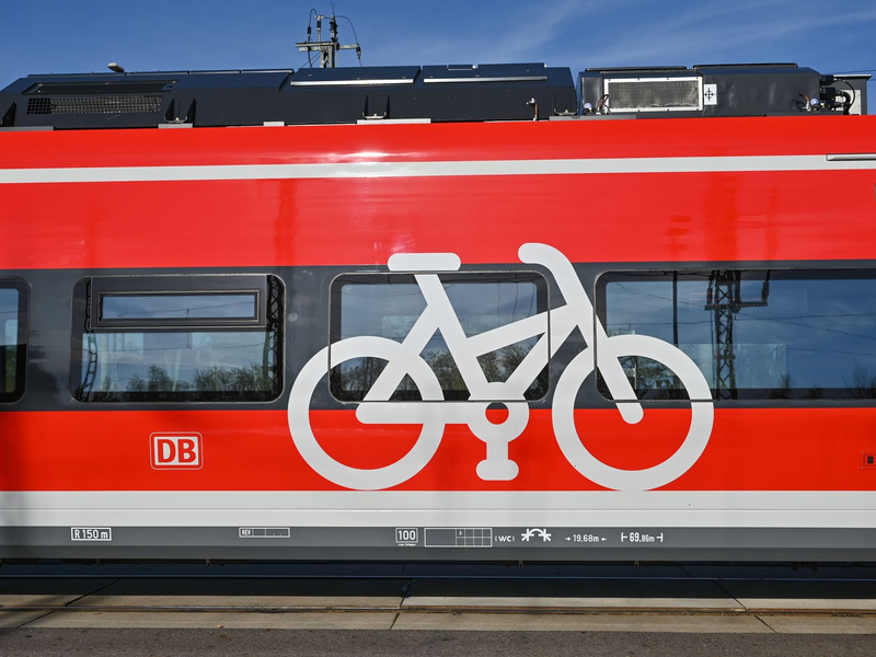 Erneut ist ein Regionalzug der Deutschen Bahn mit einigen Hundert Fahrgästen liegen geblieben (Archivbild). - Foto: Patrick Pleul/dpa