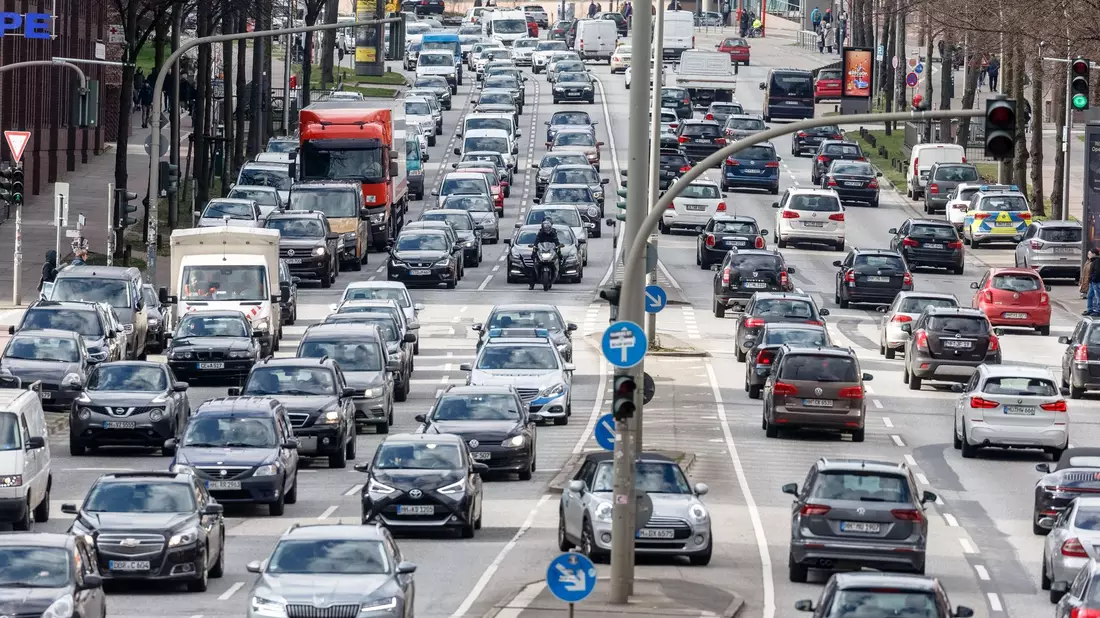 Dichter Verkehr auf der Ludwig-Erhard-Straße in Hamburg. - Bild: Markus Scholz/dpa