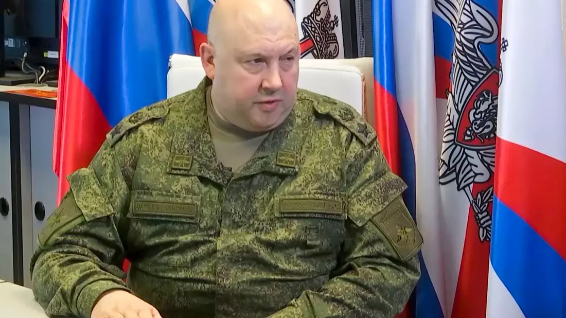 General Surowikin wurde seit der Meuterei Ende Juni nicht mehr gesehen. Er war nach britischer Einschätzung für Wagner-Chef Jewgeni Prigoschin ein Verbindungsmann mit dem russischen Verteidigungsministerium. - Bild: Uncredited/Rusian Defense Ministry Press Service/AP/dpa