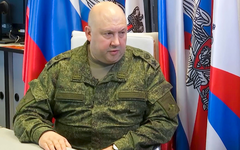 General Surowikin wurde seit der Meuterei Ende Juni nicht mehr gesehen. Er war nach britischer Einschätzung für Wagner-Chef Jewgeni Prigoschin ein Verbindungsmann mit dem russischen Verteidigungsministerium. - Foto: Uncredited/Rusian Defense Ministry Press Service/AP/dpa