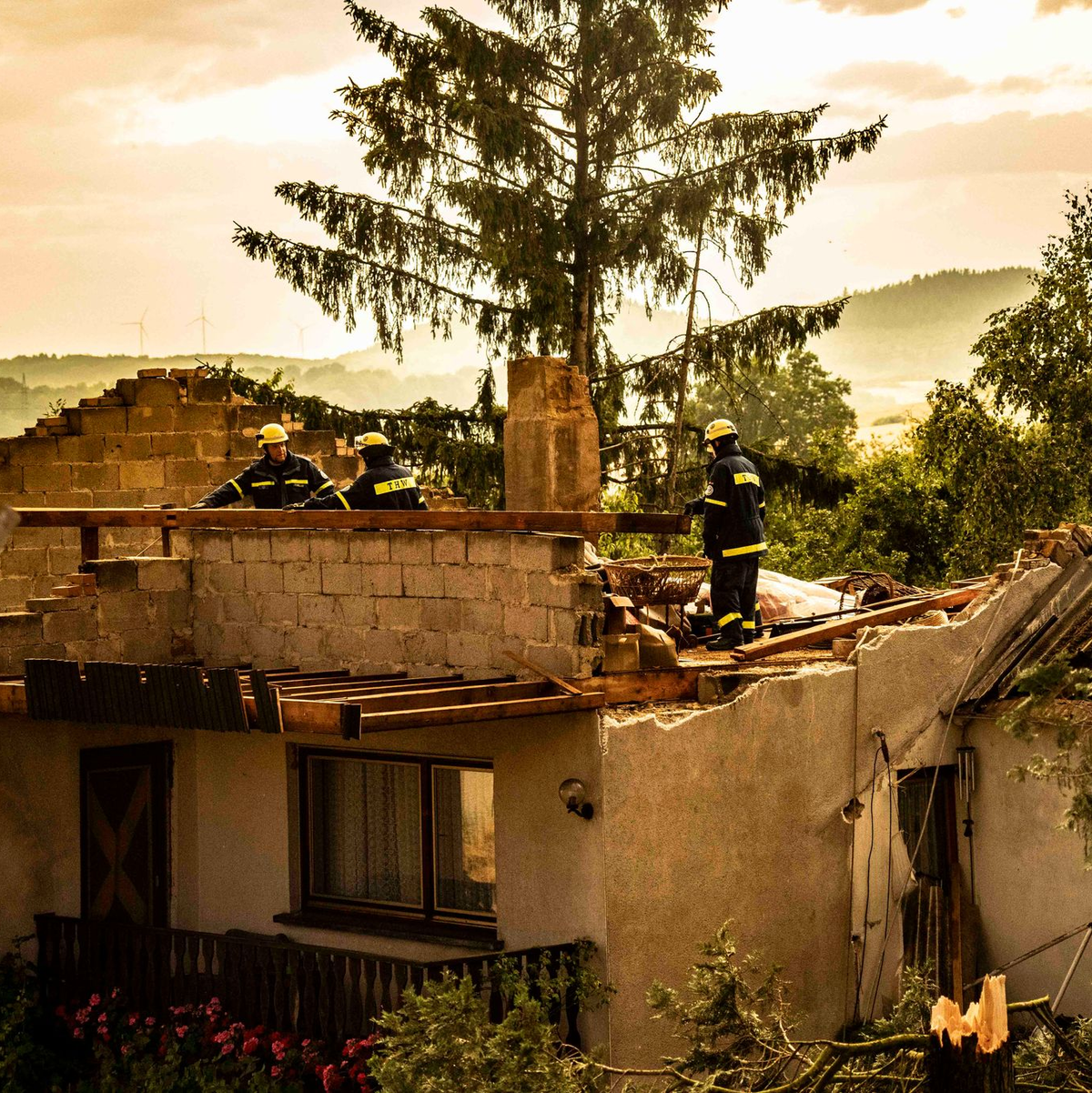 Einsatzkräfte des THW begutachten Schäden an einem Haus im saarländischen Asweiler. - Foto: Christian Schulz/Foto Hosser/dpa