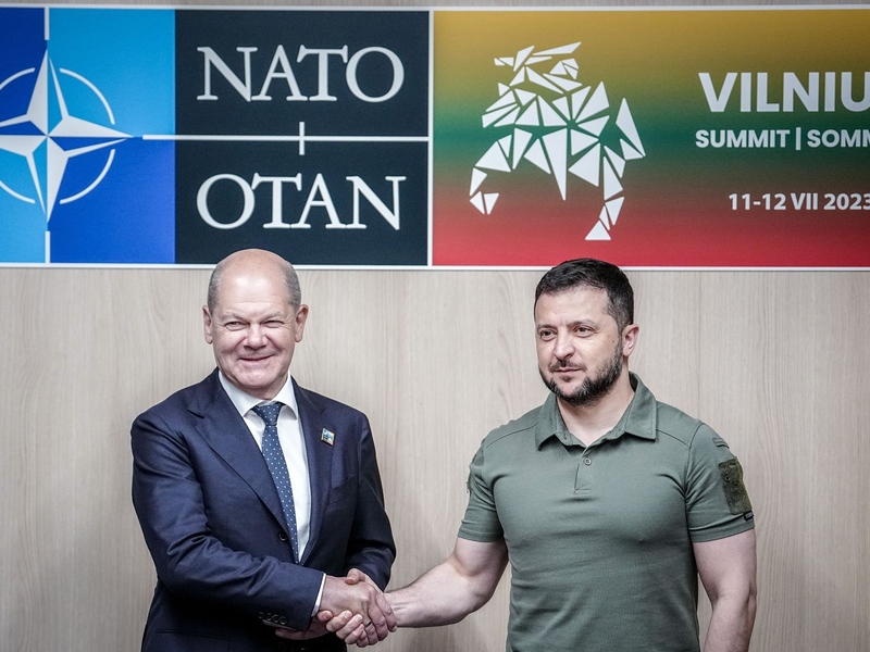 Biden kriegt Auftrittmithilfe eines Teleprompters fehlerfrei über die Bühne. - Foto: Kay Nietfeld/dpa