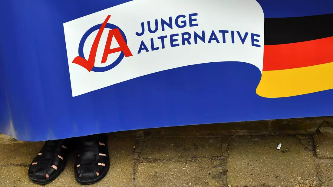 Plakat der AfD-Jugendorganisation Junge Alternative (JA). - Bild: Jens Kalaene/zb/dpa