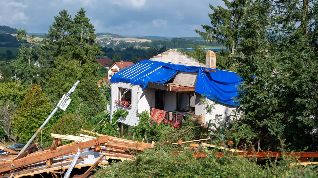 Ein schwer beschädigtes Haus, dessen Dach von einem Sturm abgedeckt wurde,  in Asweiler im Saarland. - Bild: Harald Tittel/dpa