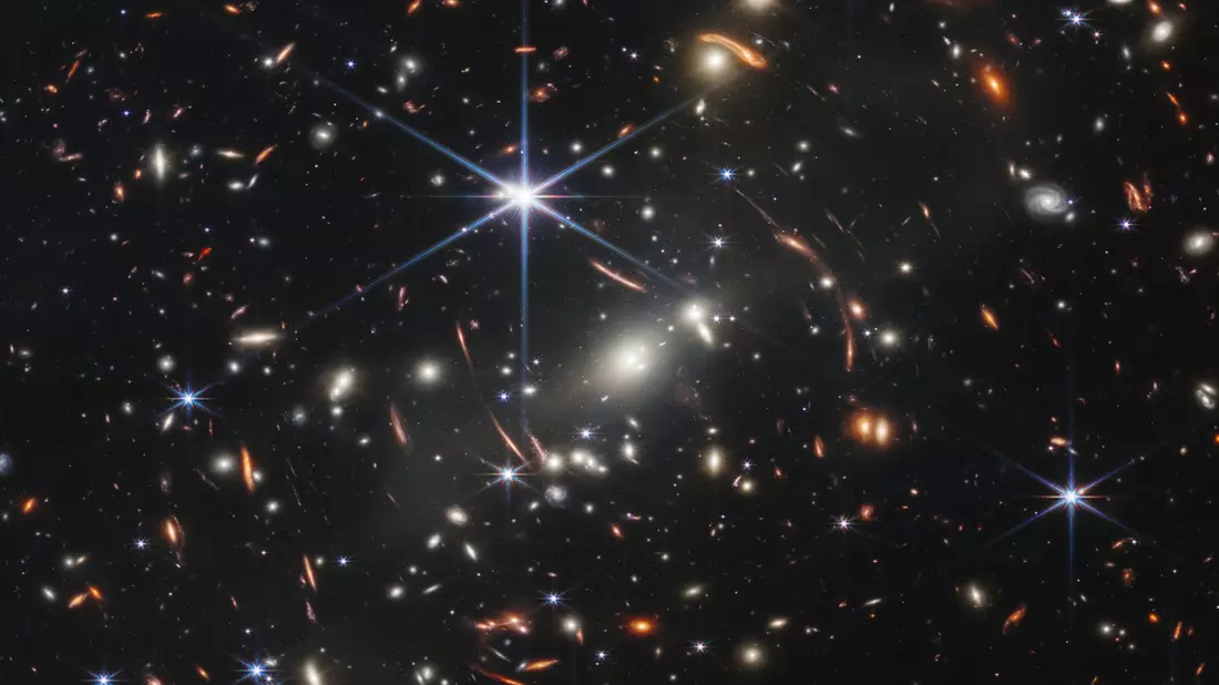 Der Galaxienhaufen SMACS 0723, aufgenommen mit dem «James Webb»-Teleskop. Die US-Raumfahrtbehörde Nasa hat den ersten Jahrestag des Beginns der wissenschaftlichen Arbeit des «James Webb»-Teleskops gefeiert. - Bild: Space Telescope Science Institut/NASA/ESA/CSA/dpa