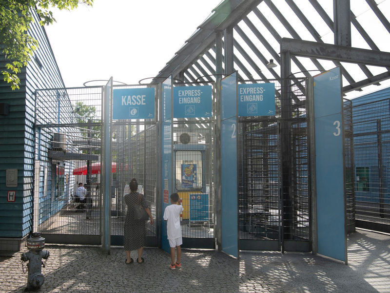 Das Columbiabad in Berlin bleibt bis auf weiteres geschlossen. - Foto: Paul Zinken/dpa