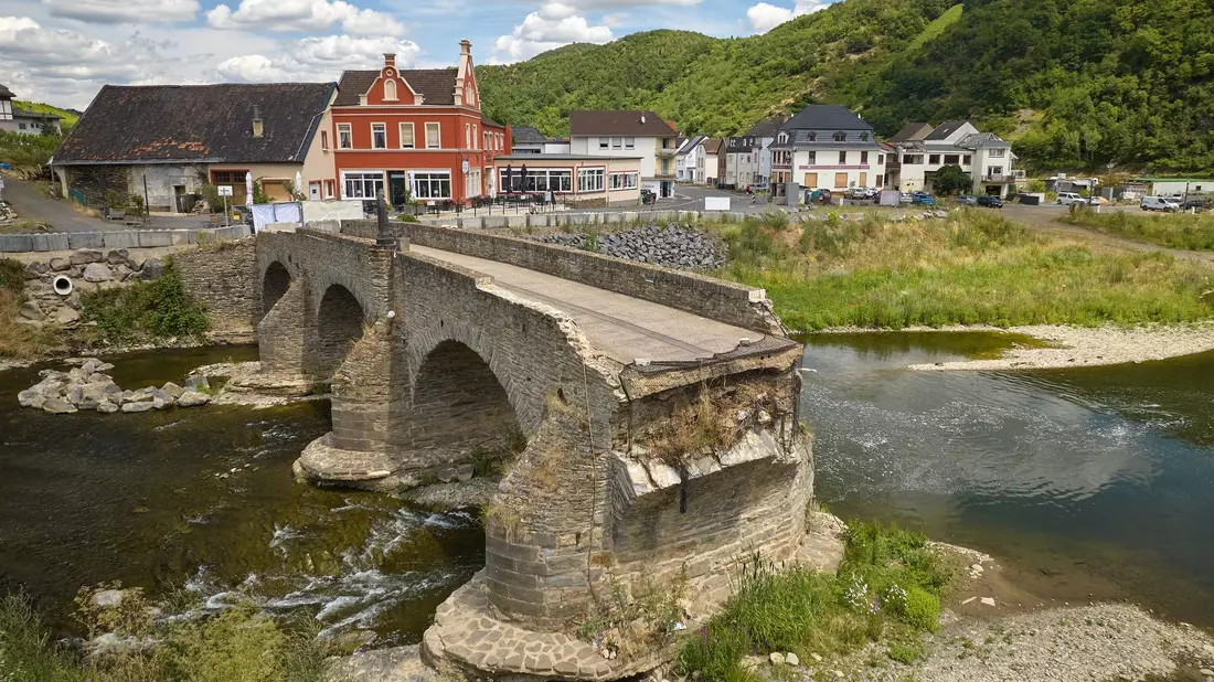 Zwei Jahre nach der Flutkatastrophe: die Reste der zerstörten Nepomukbrücke an der Ahr. - Bild: Thomas Frey/dpa