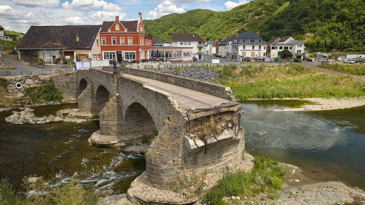 Zwei Jahre nach der Flutkatastrophe: die Reste der zerstörten Nepomukbrücke an der Ahr. - Foto: Thomas Frey/dpa