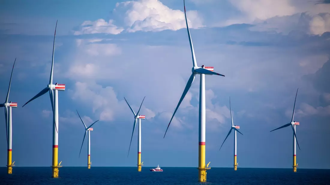 Ein Arbeitsschiff bringt Monteure zu Windrädern, die in der Ostsee zwischen den Inseln Rügen und Bornholm (Dänemark) stehen. - Bild: Jens Büttner/dpa-Zentralbild/dpa