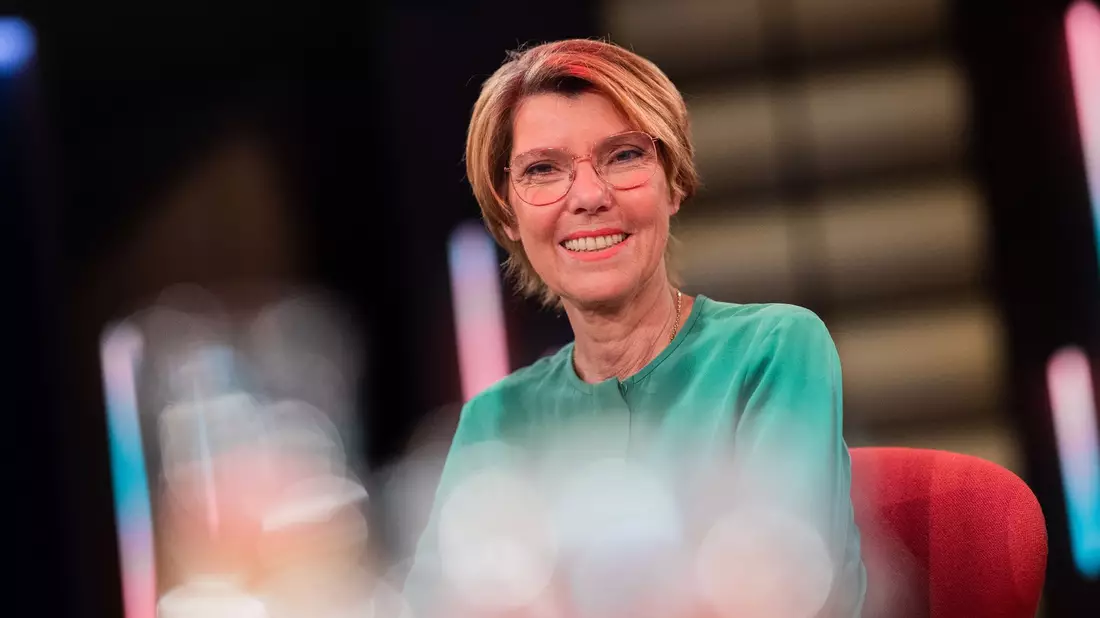 Bettina Böttinger nimmt gut gelaunt Abschied vom «Kölner Treff». - Bild: Rolf Vennenbernd/dpa