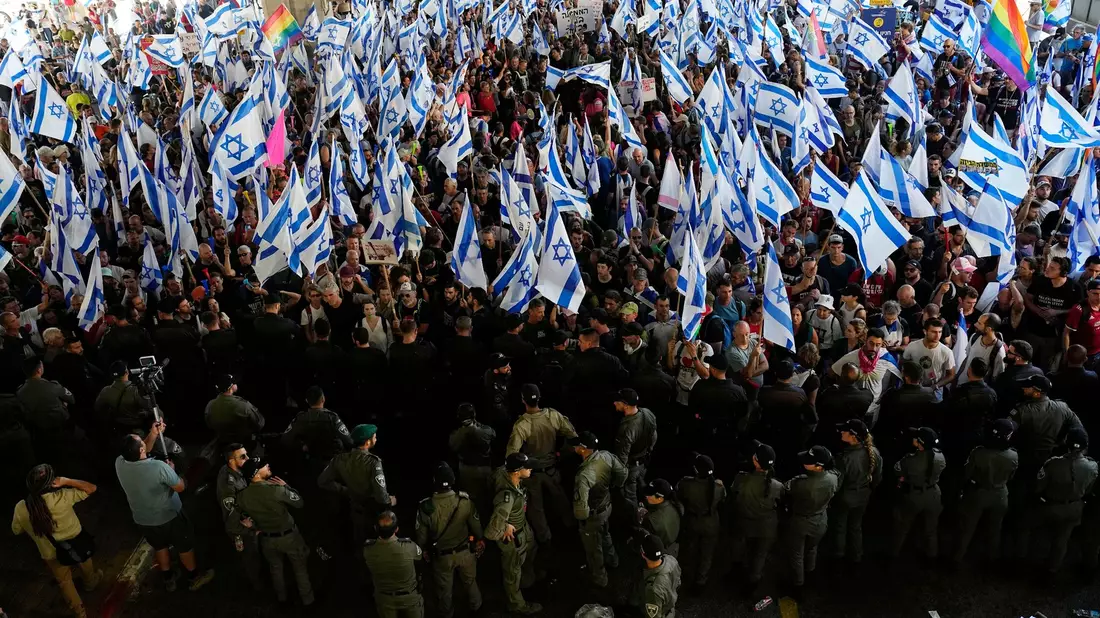 Israelis protestieren gegen die Pläne der Regierung von Ministerpräsident Benjamin Netanjahu, das Justizsystem zu reformieren. - Bild: Ariel Schalit/AP/dpa