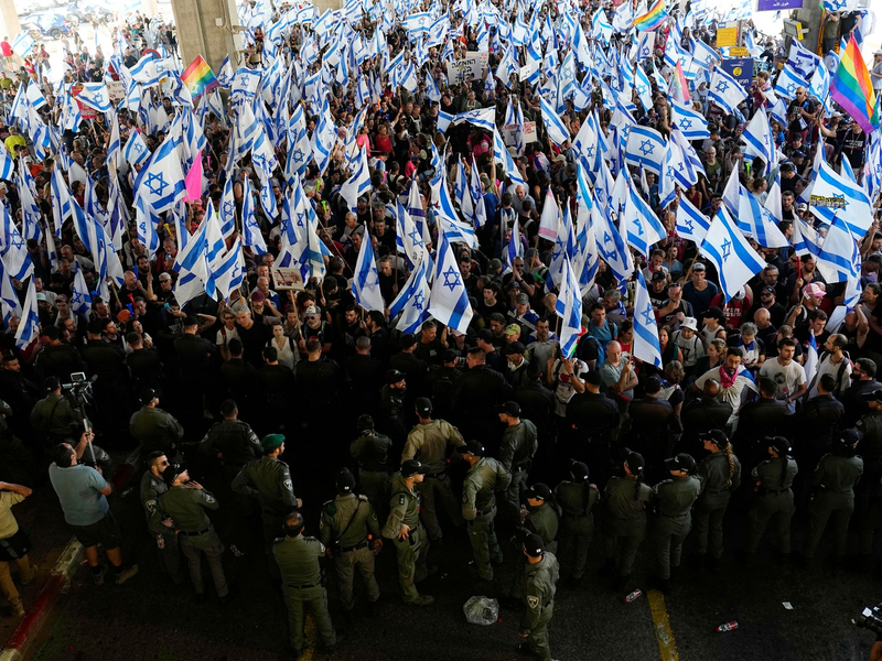 Israelis protestieren gegen die Pläne der Regierung von Ministerpräsident Benjamin Netanjahu, das Justizsystem zu reformieren. - Foto: Ariel Schalit/AP/dpa