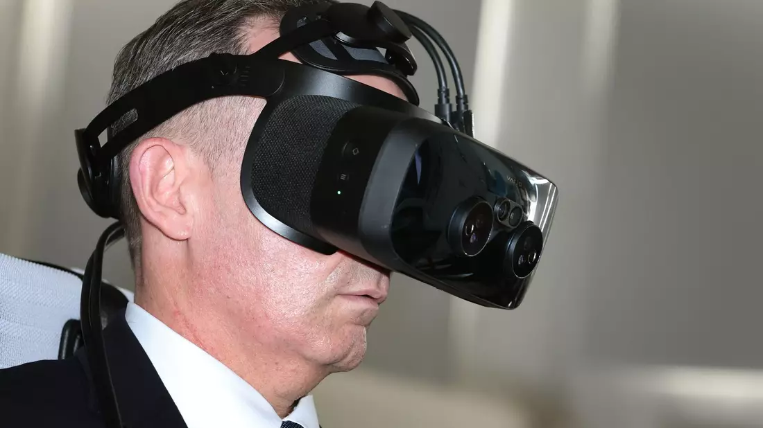 Digitalminister Volker Wissing, hier während eines Besuchs beim Luftfahrzeuge-Hersteller Lilium, mit einer MR-Brille (Mixed Reality) in einem Flugsimulator. - Bild: Karl-Josef Hildenbrand/dpa