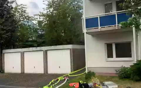 FW-GL: Drehleiter der Feuerwehr Bergisch Gladbach bei Einsatzfahrt verunglückt - Aufwendige Bergungsarbeiten im Stadtteil Herkenrath - Foto: presseportal.de