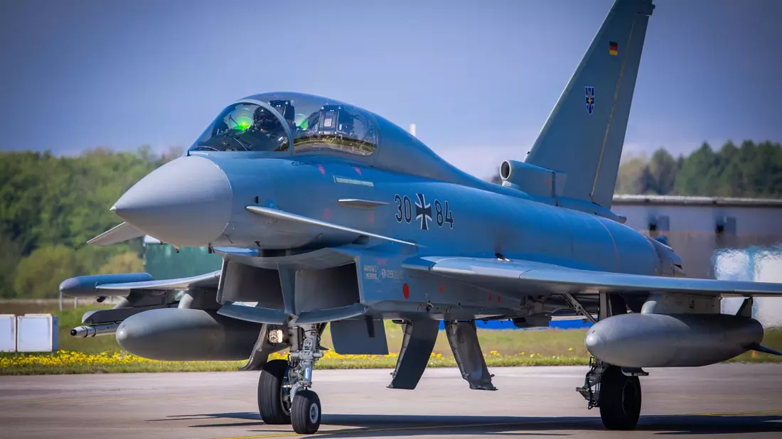 Ein Kampfjet Eurofighter der Bundeswehr auf dem Fliegerhorst Laage. - Bild: Jens Büttner/dpa
