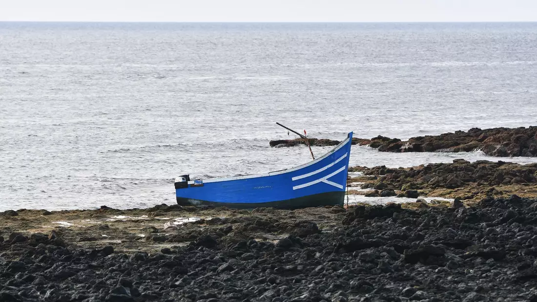 Ein von Flüchtlingen verlassenes Boot an einem Strand in Spanien. (Symbolbild). - Bild: Europa Press/EUROPA PRESS/dpa