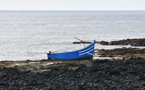 Ein von Flüchtlingen verlassenes Boot an einem Strand in Spanien. (Symbolbild). - Foto: Europa Press/EUROPA PRESS/dpa